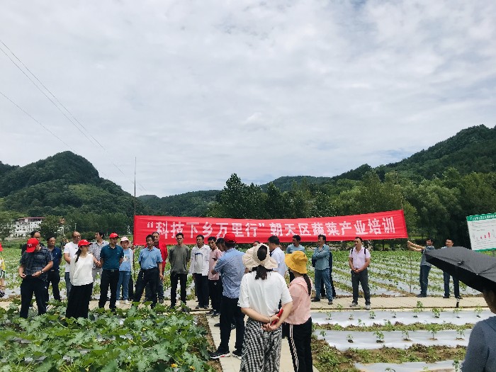 市农业农村局和朝天区,昭化区,利州区有关同志参加调研和现场培训.